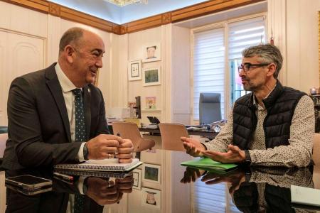 Imagen Miguel Ángel de Vicente recibe a los alcaldes de Cabezuela, Veganzones, Hontanares de Eresma, La Matilla y Trescasas “para convertir...